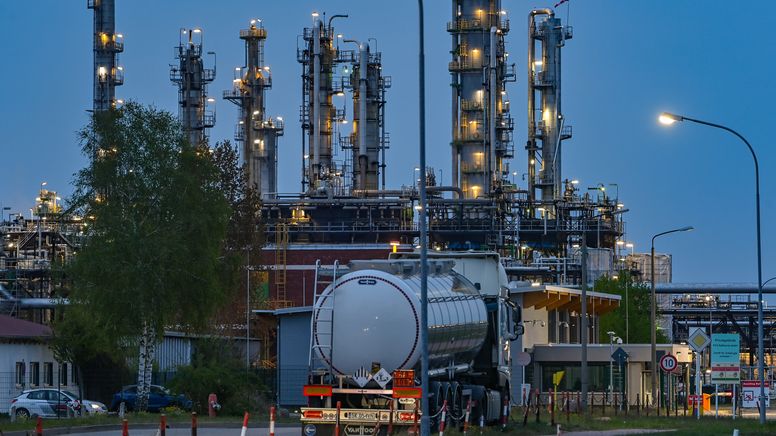 Schwedt, 04.05.22: Anlagen der Erdölraffinerie auf dem Industriegelände der PCK-Raffinerie GmbH, wo Rohöl aus Russland ankommt. | Bild:pa/dpa/Patrick Pleul