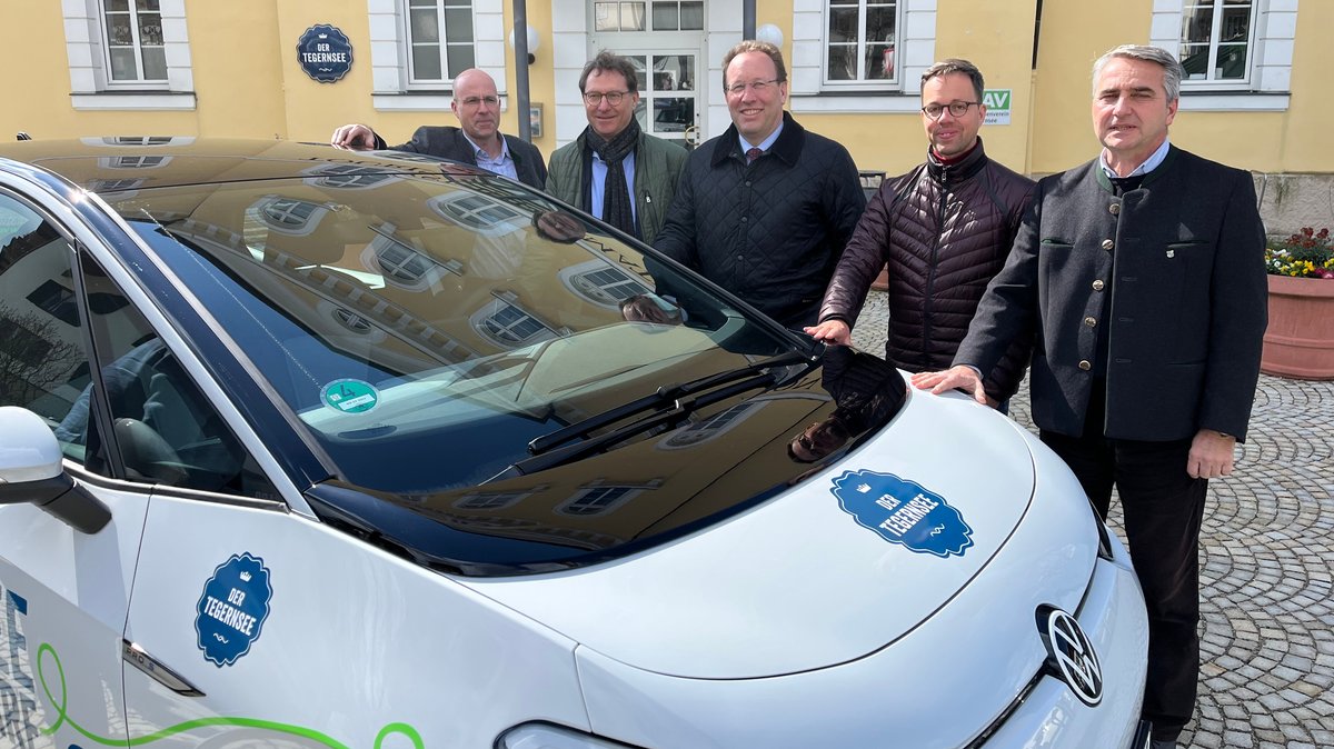 Die Bürgermeister (v.r.) Johannes Hagn (Tegernsee), Robert Kühn (Bad Wiessee) und  Josef Bierschneider (Kreuth) stellen eines der neuen E-Carsharing-Autos vor.