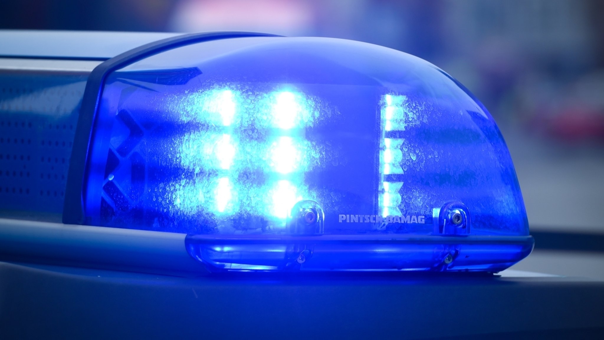 Auto reißt Loch in Hauswand – Fahrer stirbt bei Unfall