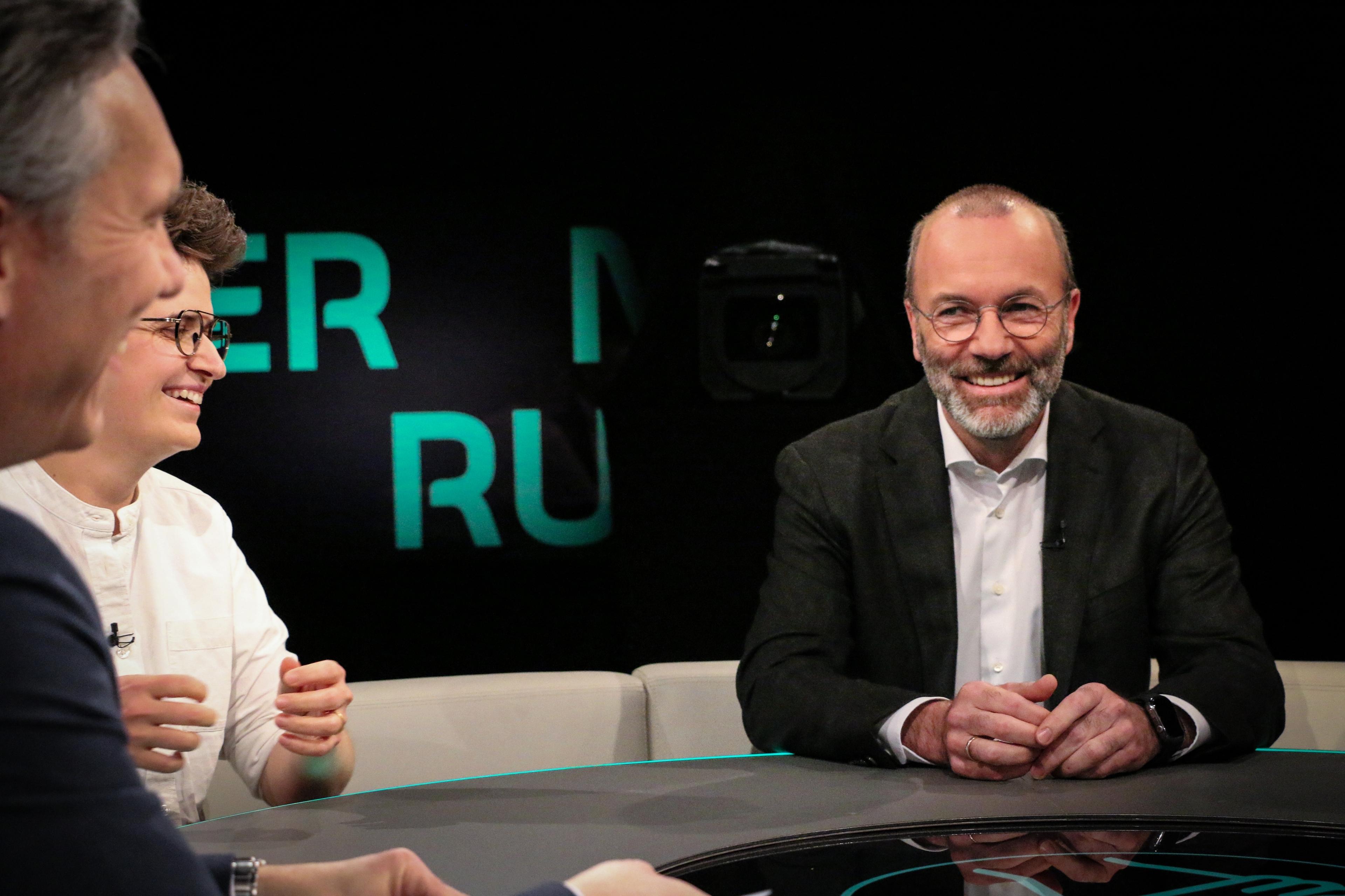 vlnr. Moderator Achim Wendler, Anna-Nicole-Heinrich, Präses der Synoder der EKD, Manfred Weber, EVP-Fraktionsvorsitzender im EU-Parlament, stv. CSU-Parteichef.