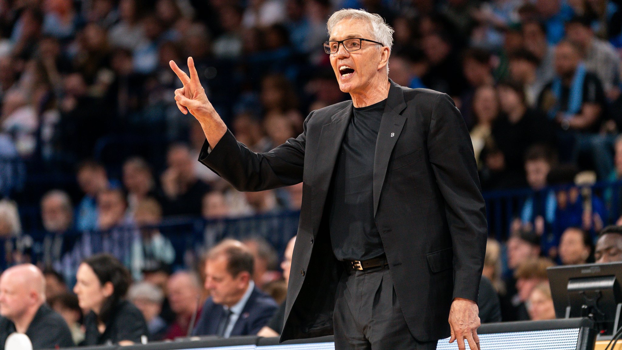 Trainer Gordon Herbert (FC Bayern München Basketball) gibt Spieler Anweisungen | Bild: picture alliance / Eibner-Pressefoto Trainer Gordon Herbert (FC Bayern München Basketball) gibt Spieler Anweisungen