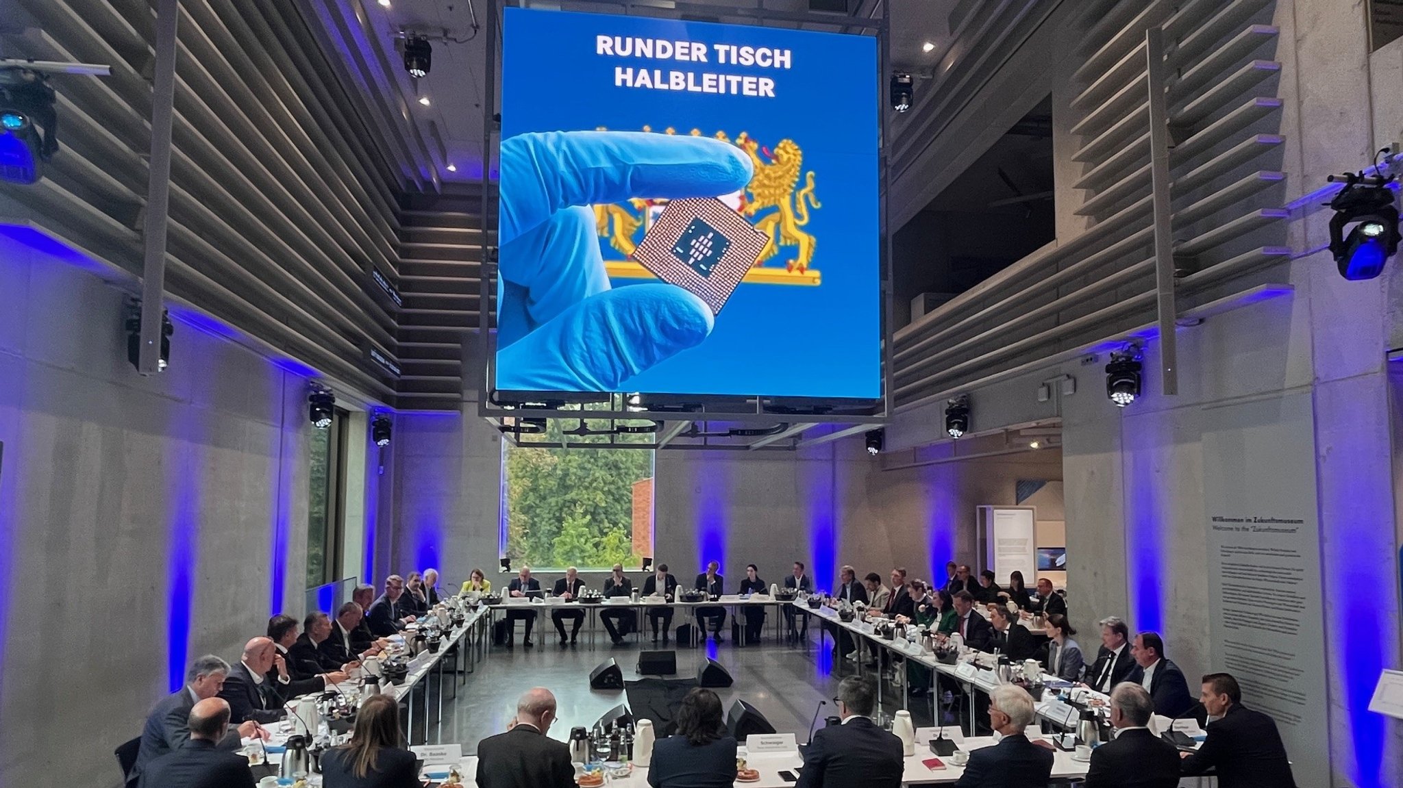 Menschen in Businesskleidung sitzen in einem Konferenzraum. | Bild: Daniel Peter/ BR Menschen in Businesskleidung sitzen in einem Konferenzraum.