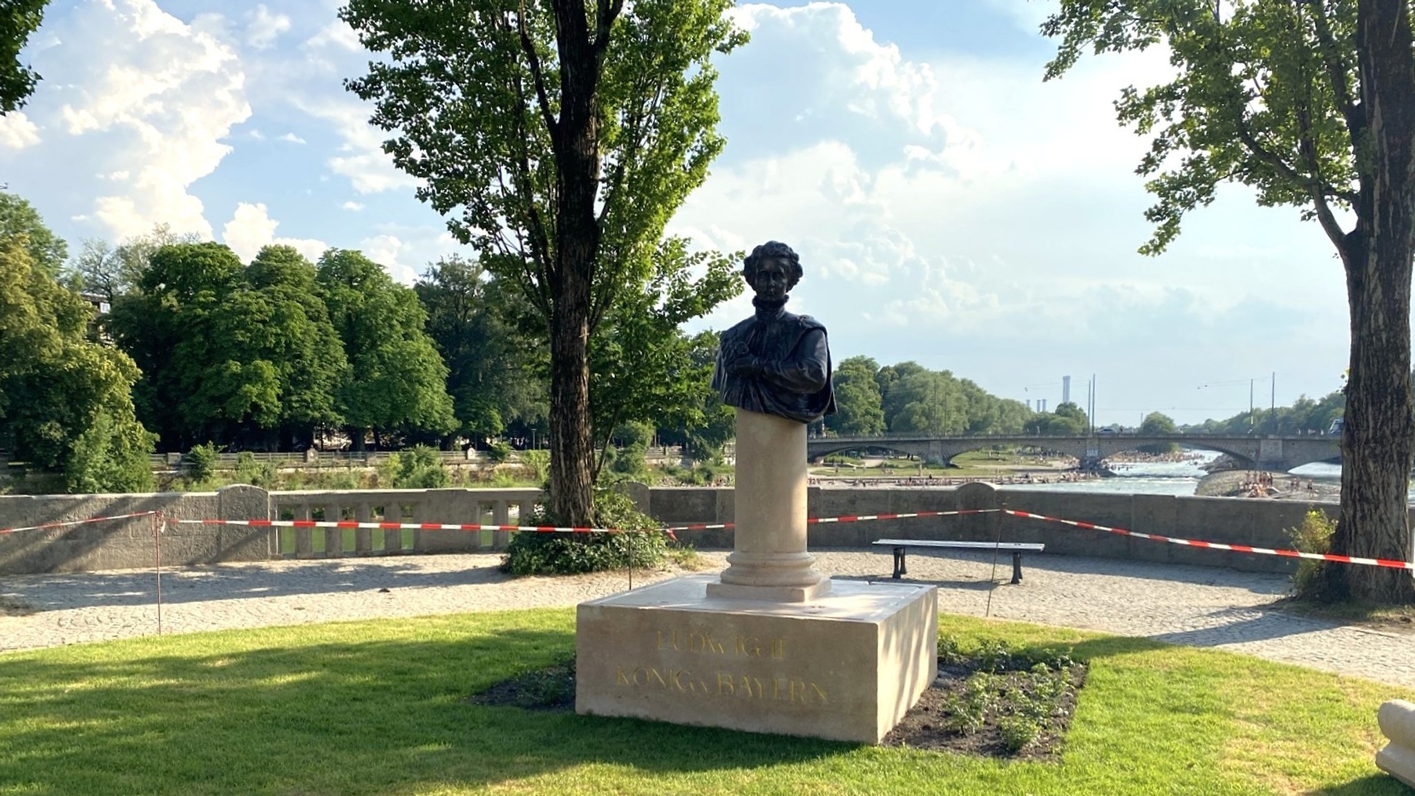 Mitarbeiter der Stadt München haben das beschmierte "Kini"-Denkmal gereinigt. | Bild: BR/Jürgen P. Lang Mitarbeiter der Stadt München haben das beschmierte "Kini"-Denkmal gereinigt.