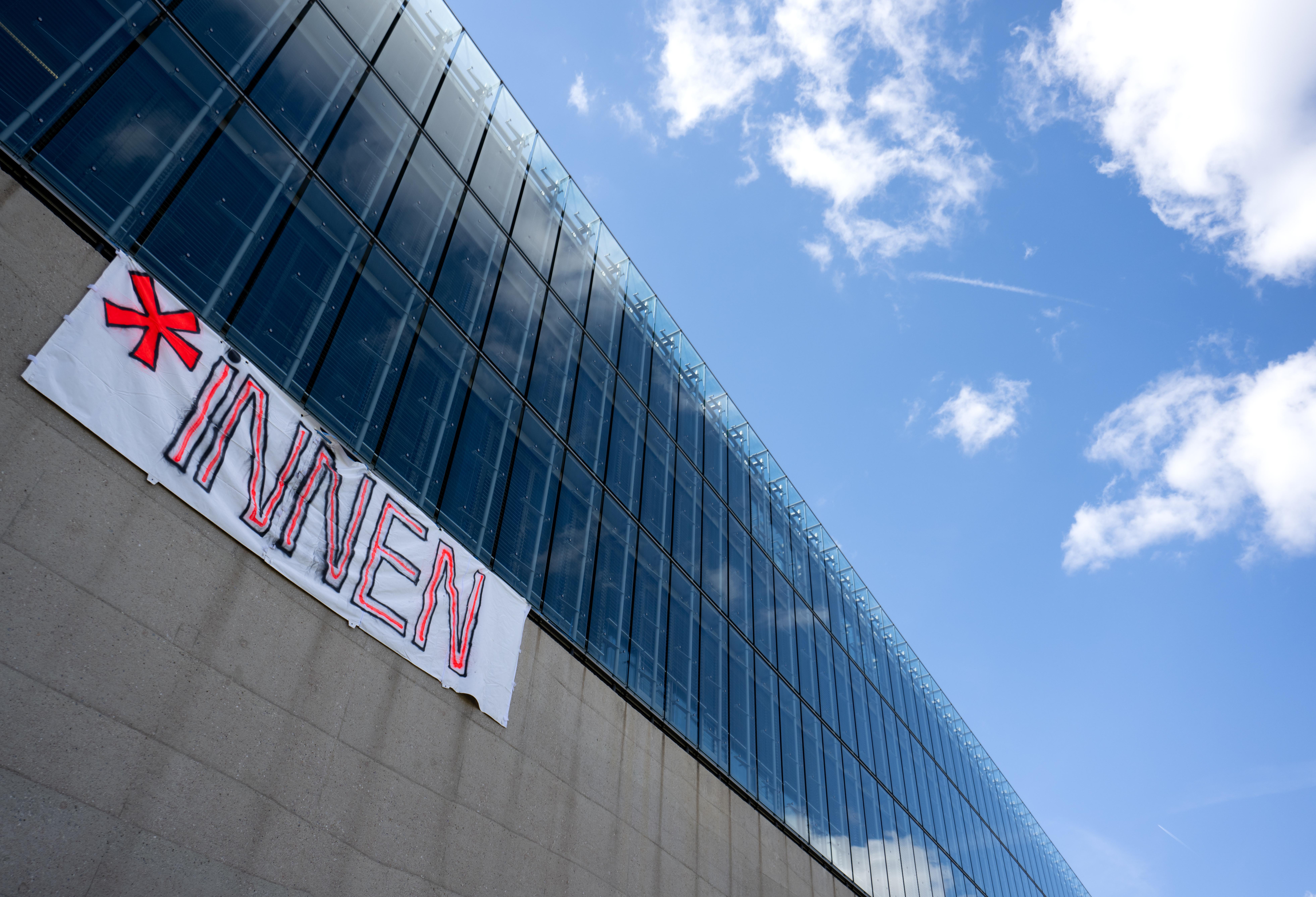 Ein Plakat mit der Aufschrift „*Innen“ ist an der Hochschule für Fernsehen und Film München (HFF) zu sehen.