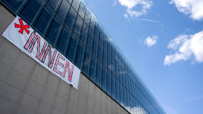 Ein Plakat mit der Aufschrift „*Innen“ ist an der Hochschule für Fernsehen und Film München (HFF) zu sehen. | Bild: picture alliance/dpa | Sven Hoppe Ein Plakat mit der Aufschrift „*Innen“ ist an der Hochschule für Fernsehen und Film München (HFF) zu sehen.