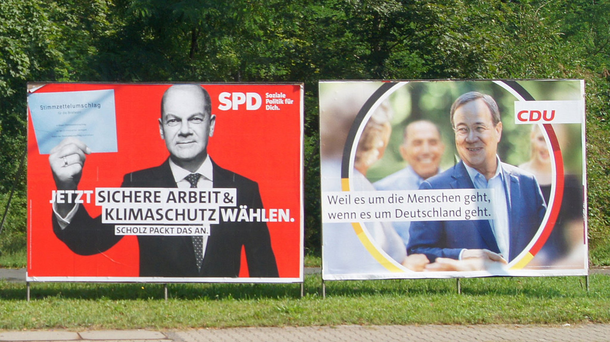 Wahlplakate von SPD und Union