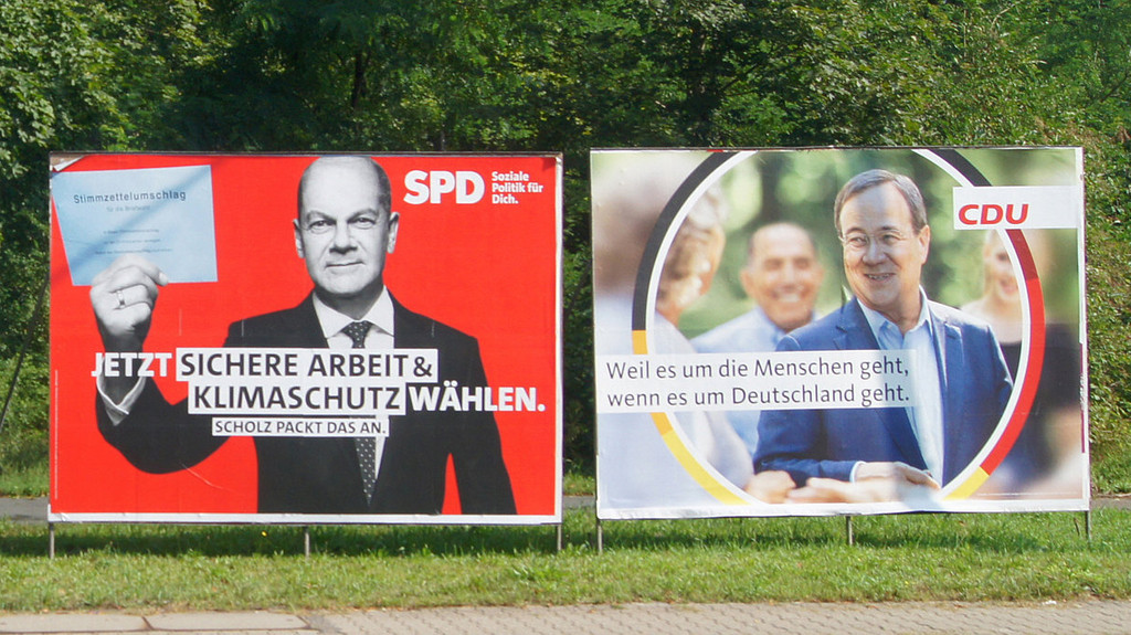 Wahlplakate von SPD und Union