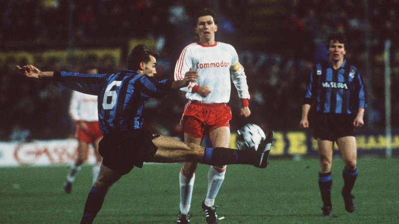 Corrado Verdellie, Klaus Augenthaler und Lothar Matthäus beim Duell gegen Inter Mailand im Jahr 1988. | Bild: picture-alliance / Sven Simon Corrado Verdellie, Klaus Augenthaler und Lothar Matthäus beim Duell gegen Inter Mailand im Jahr 1988.