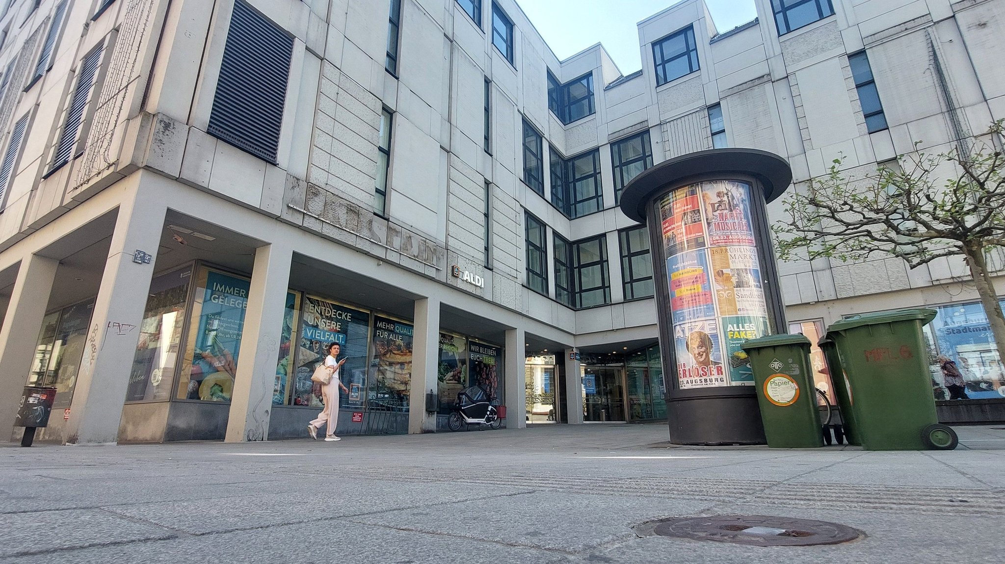Das leerstehende Kaufhausgebäude in Augsburg | Bild: BR / Andreas Matthes Das leerstehende Kaufhausgebäude in Augsburg