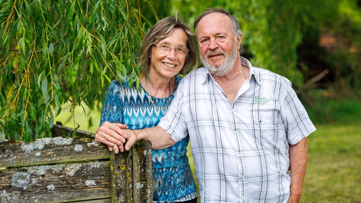 Fredl Fesl und seine Frau Monika stehen in ihrem Garten