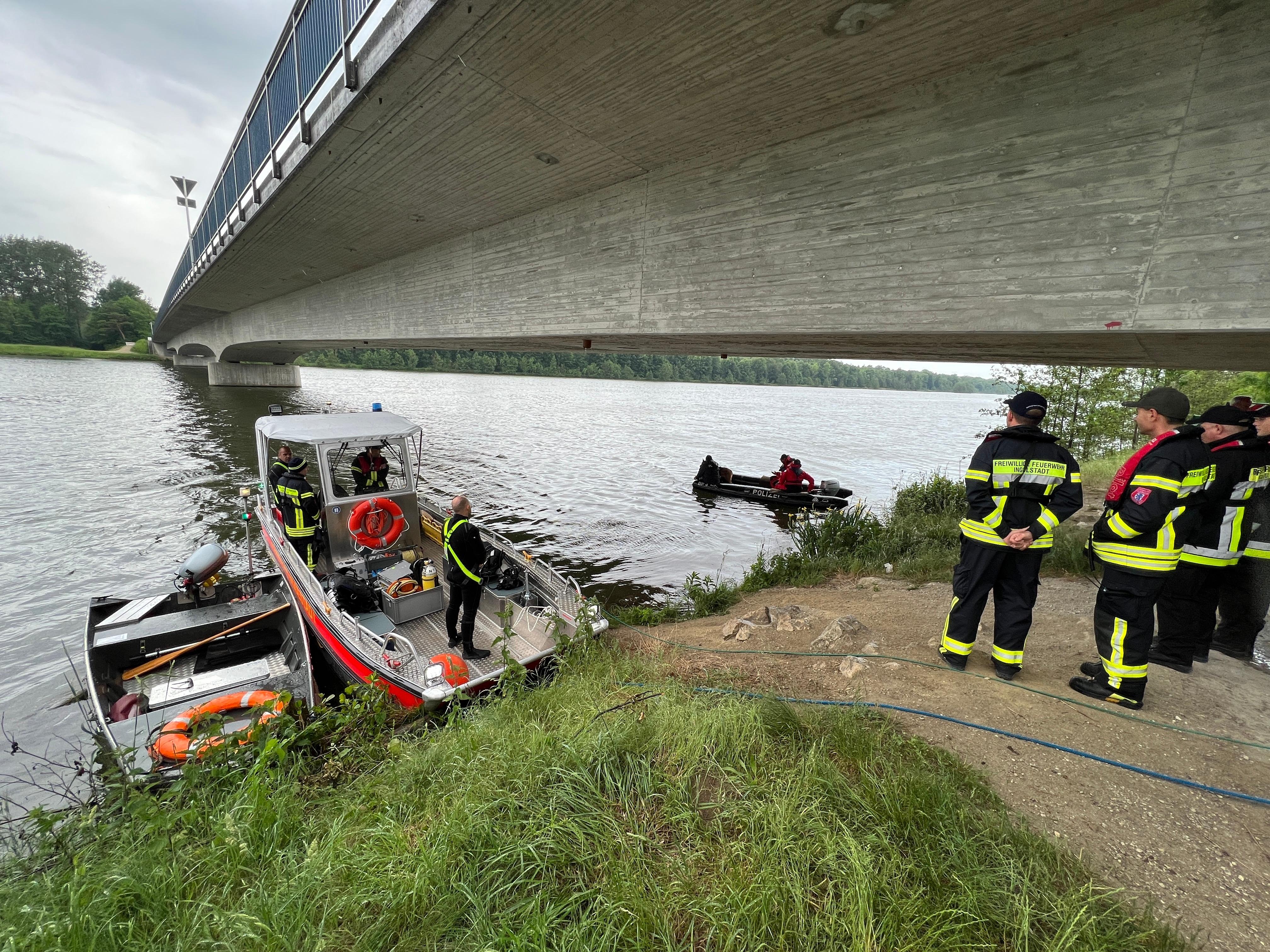 Auf Der Donau: Kanufahrer Entdeckt Kinderleiche | BR24