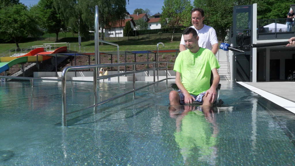 Das Inklusionsbad hat fast alles, was Menschen mit Handicap den Aufenthalt und das Schwimmen so angenehm wie möglich macht. | Bild: BR/Martin Gruber Das Inklusionsbad hat fast alles, was Menschen mit Handicap den Aufenthalt und das Schwimmen so angenehm wie möglich macht.