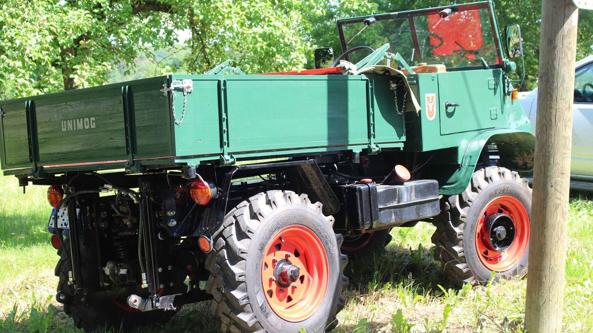 Tragischer Unfall: Mann von Unimog überrollt