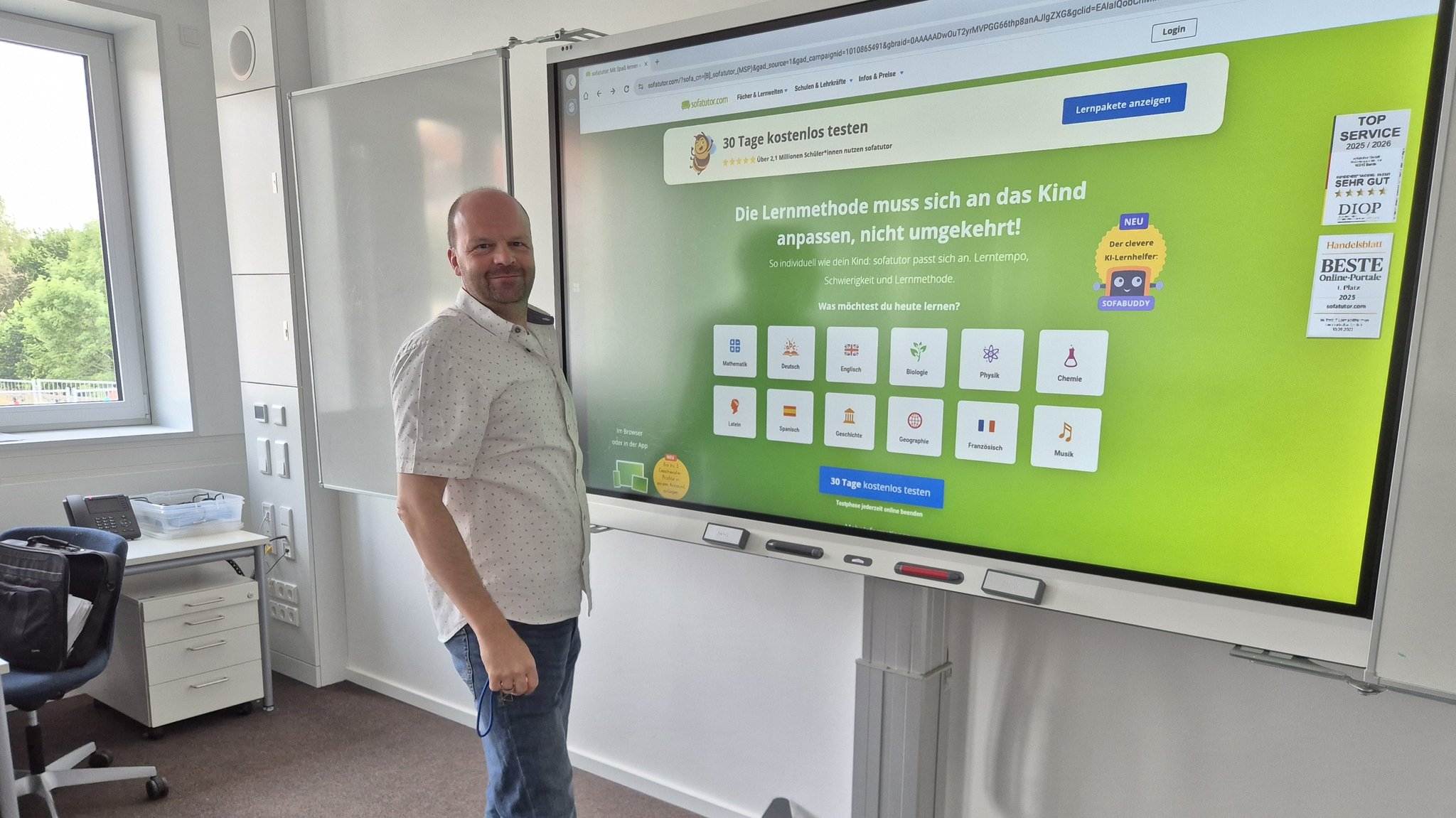 Konrektor Florian Spirkl vor einer High-Tech-Tafel in der Grund- und Mittelschule Isen. | Bild: Christian Sachsinger Konrektor Florian Spirkl vor einer High-Tech-Tafel in der Grund- und Mittelschule Isen.