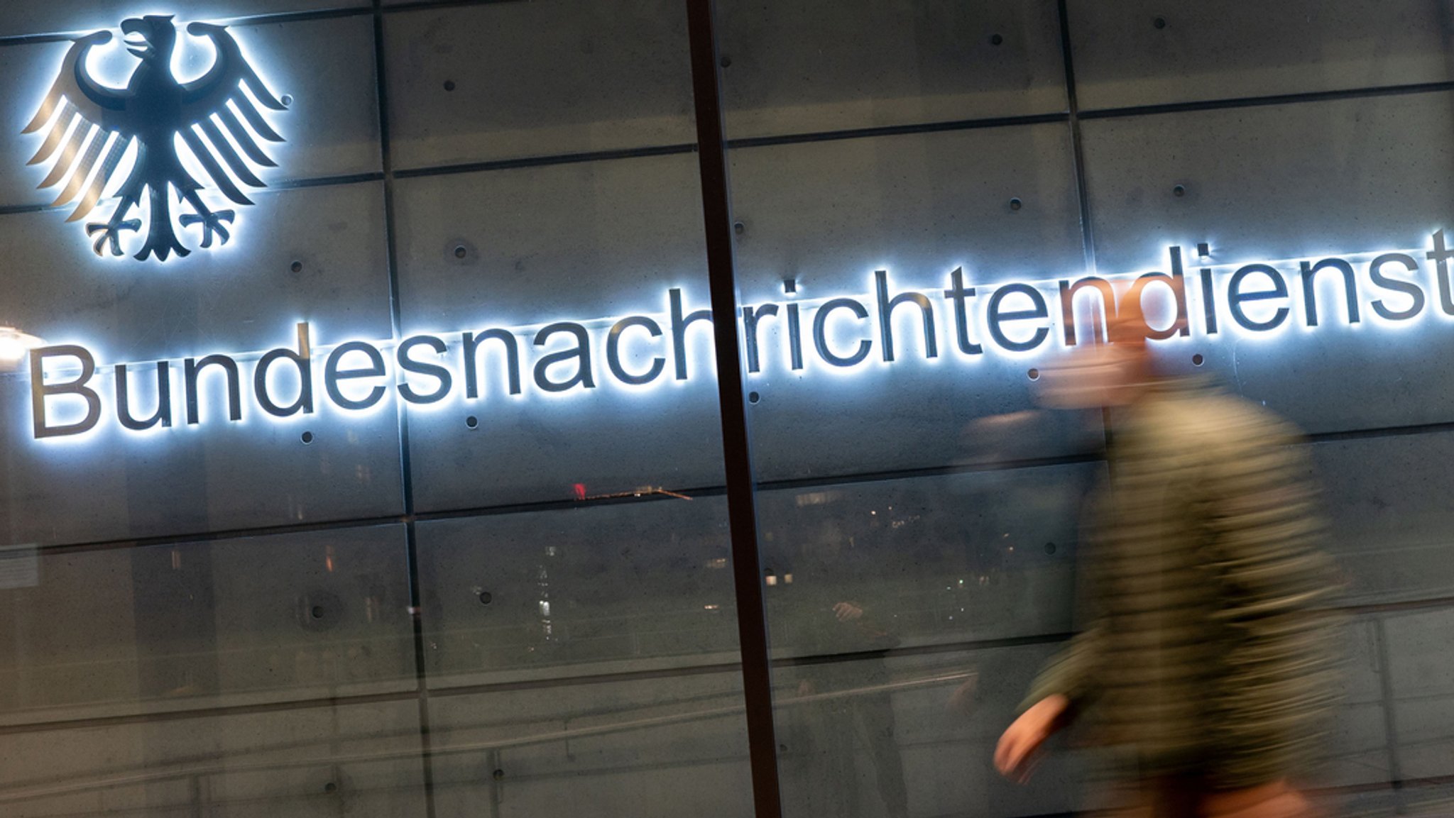 ARCHIV - 26.02.2021, Berlin: Ein Mitarbeiter verlässt die Zentrale des Bundesnachrichtendienstes (BND).