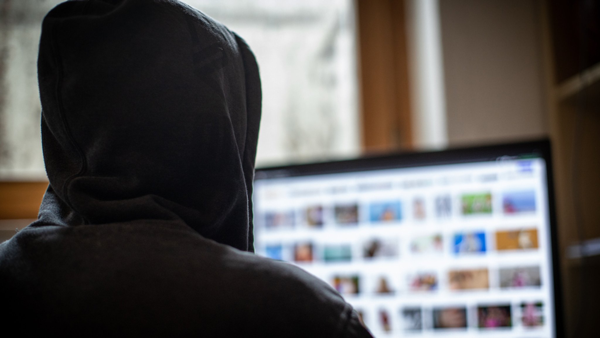 Eine Person konsumiert Pornografie im Internet. | Bild: BR/Johanna Schlüter Eine Person konsumiert Pornografie im Internet.