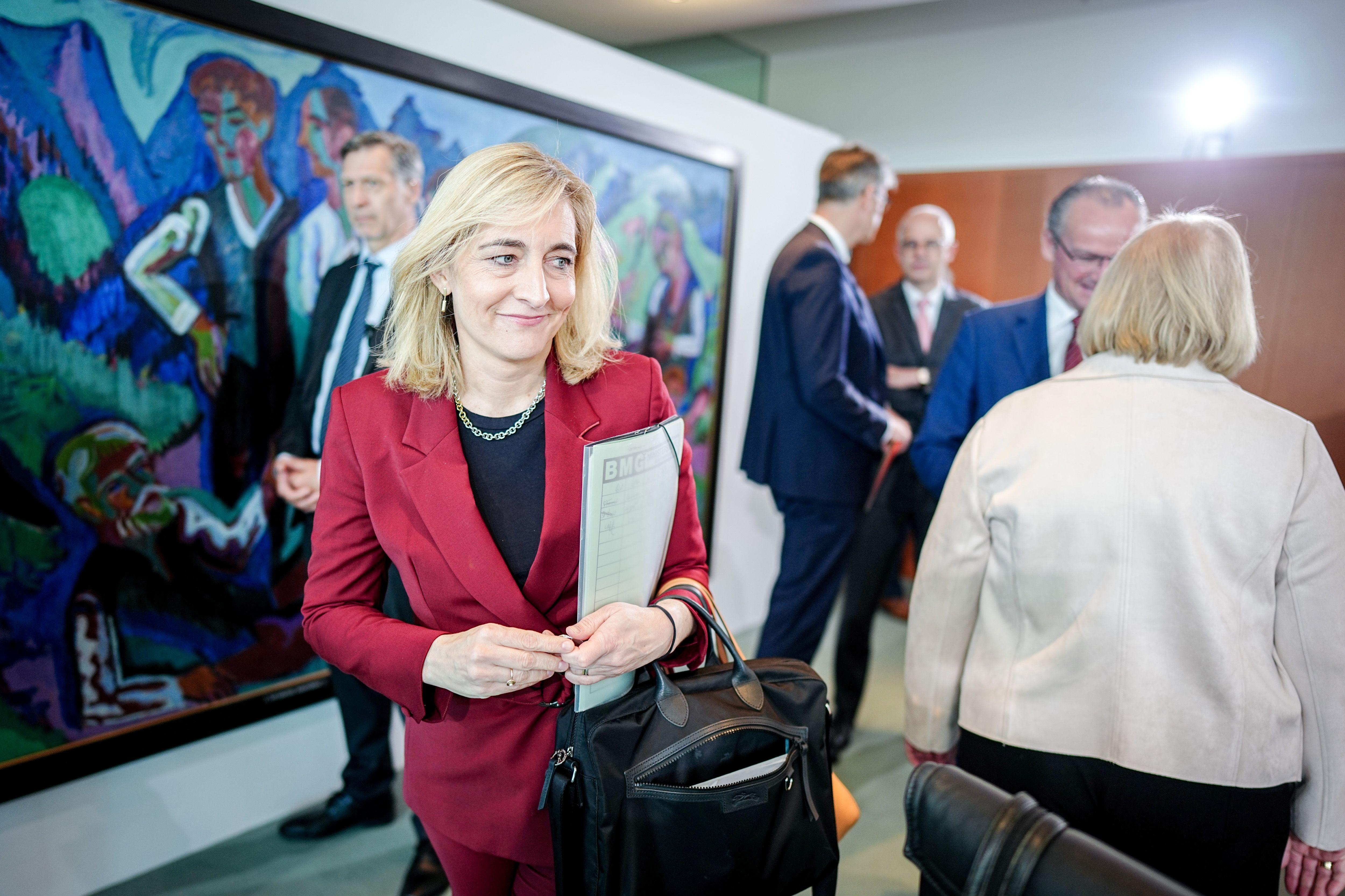 Nina Warken (CDU), Bundesministerin für Gesundheit, nimmt an der Sitzung des Bundeskabinetts im Bundeskanzleramt teil.