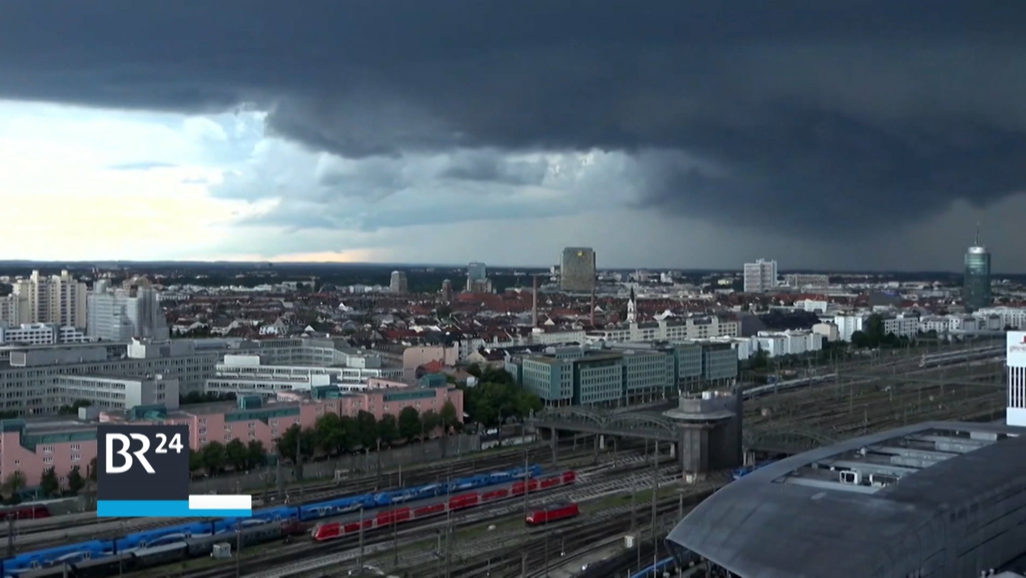 Über den Süden Deutschlands zogen heute zum Teil heftige Unwetter hinweg. Vielerorts gingen Hagelschauer nieder.