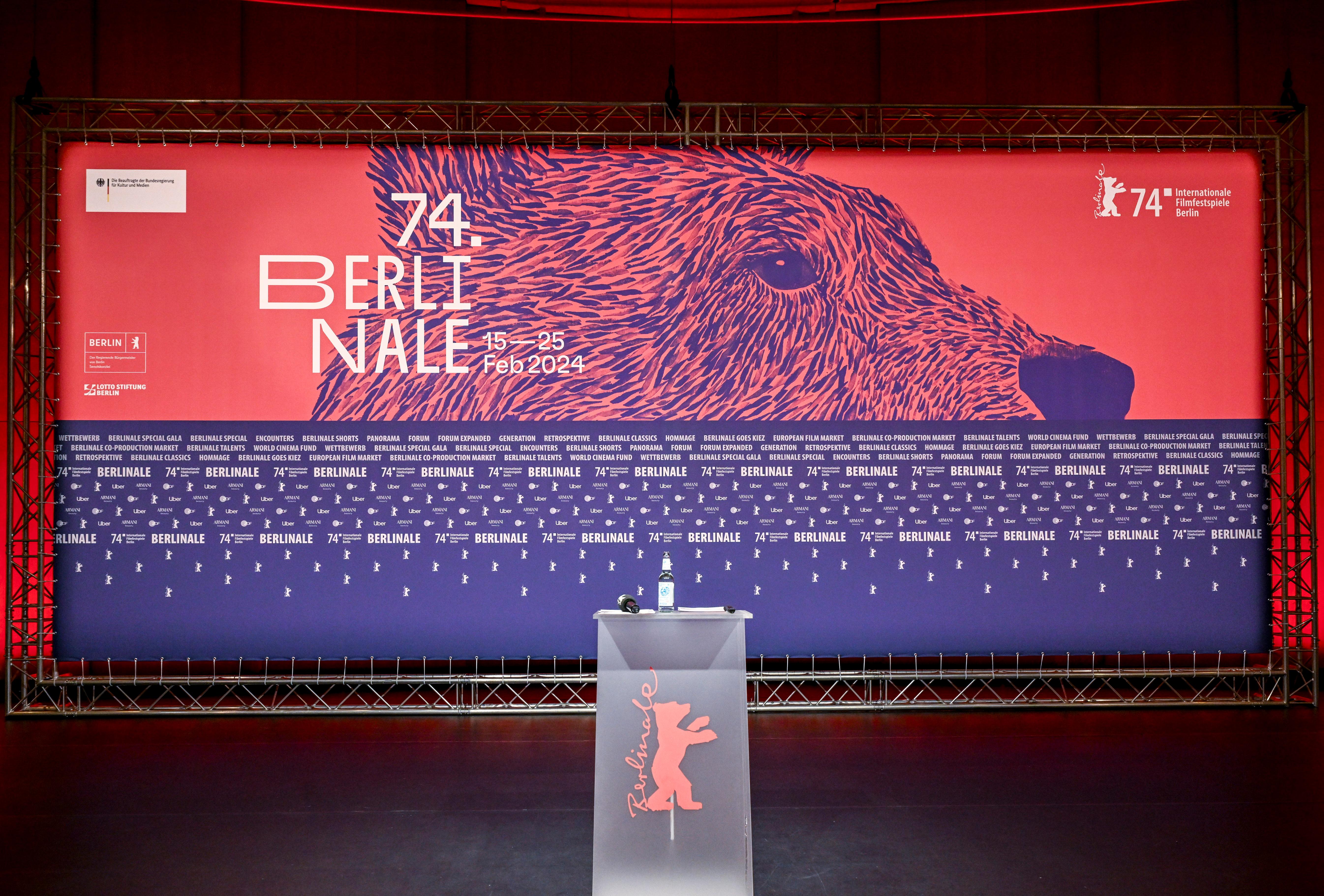 Das Logo der 74. Internationalen Filmfestspiele auf der Pressekonferenz zur Vorstellung Bekanntgabe des Berlinale-Programms 2024.