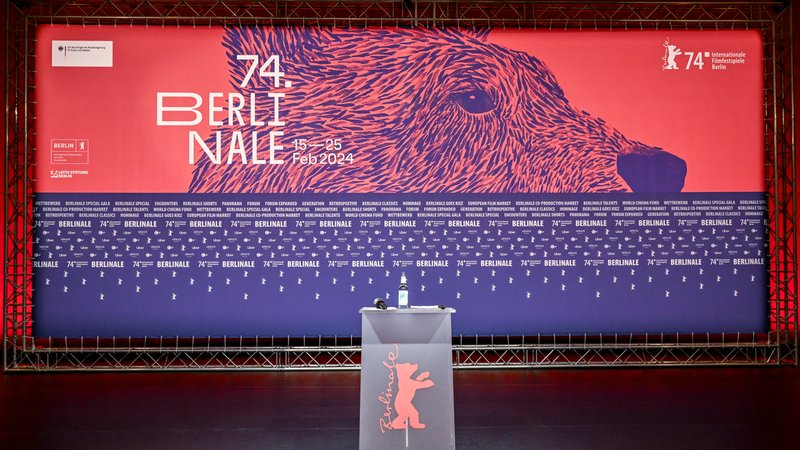 Das Logo der 74. Internationalen Filmfestspiele auf der Pressekonferenz zur Vorstellung Bekanntgabe des Berlinale-Programms 2024.