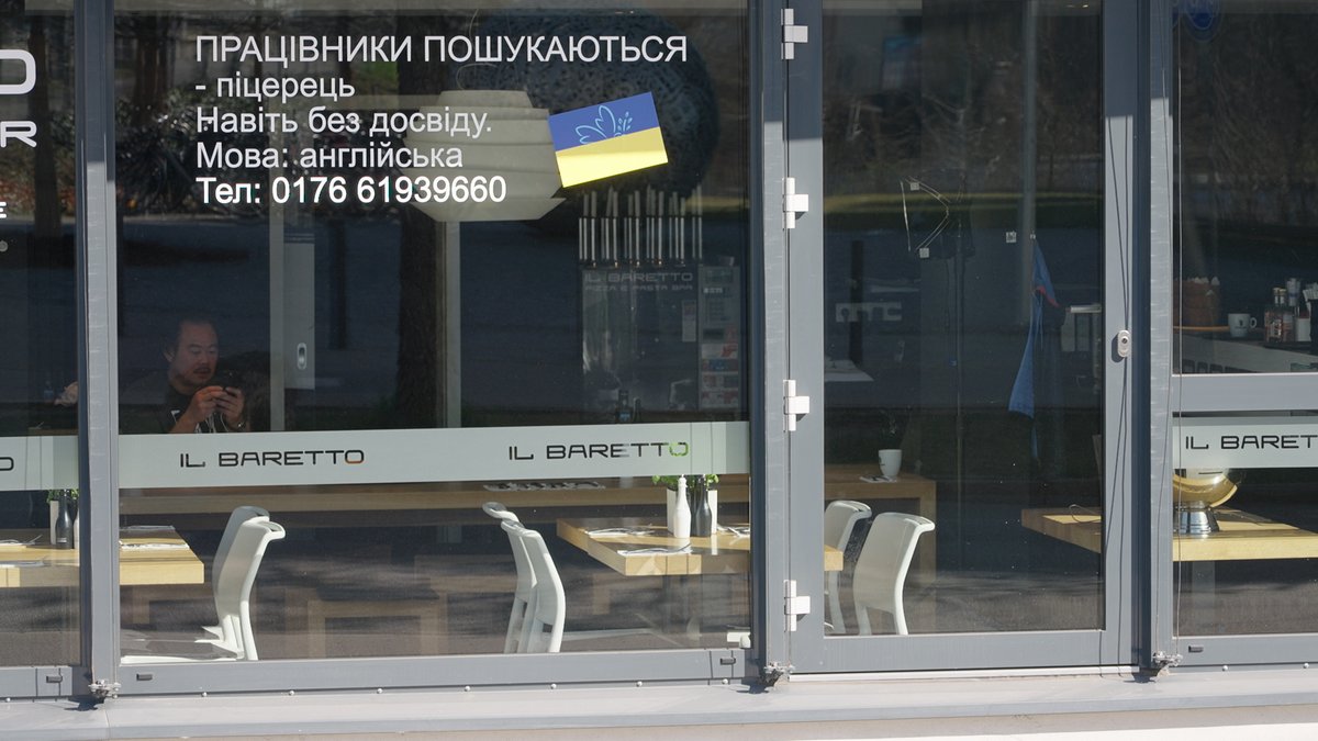 Viele Unternehmen werben derzeit um Arbeitskräfte und sprechen ukrainische Geflüchtete direkt in ihrer Landesprache an.