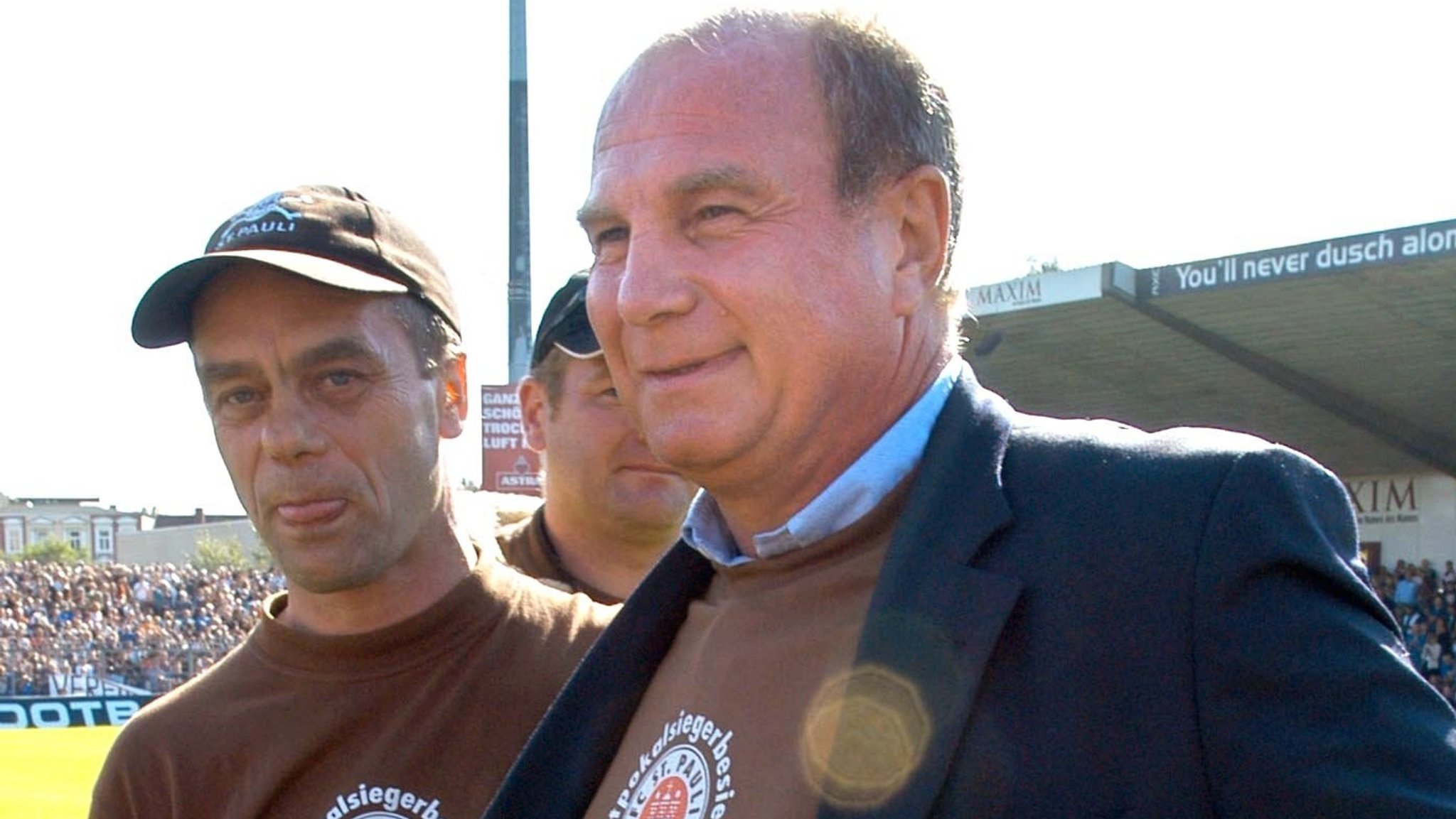 Der Präsident des FC St. Pauli Corny Littmann (l) steht am 12.7.2003 neben Bayern-Manager Uli Hoeneß 