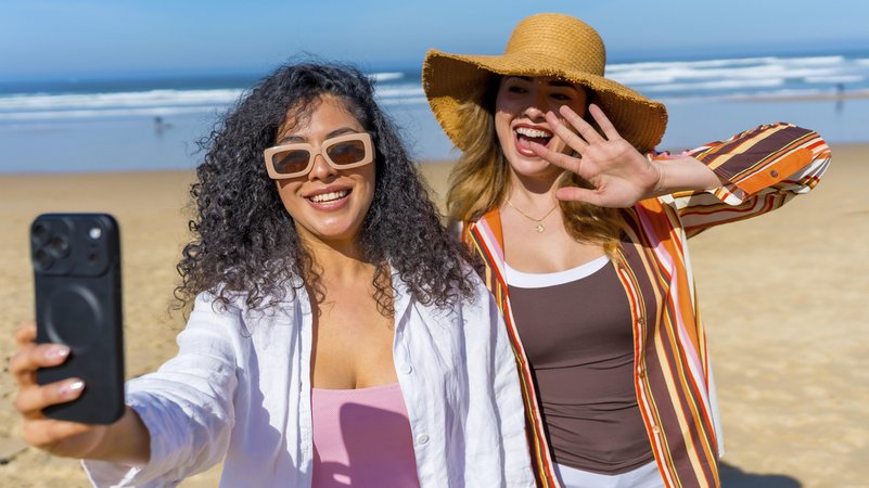 Wie ein Selfie zum Sicherheitsrisiko werden kann (Symbolbild) | Bild: picture alliance / imageBROKER | Unai Huizi Wie ein Selfie zum Sicherheitsrisiko werden kann (Symbolbild)