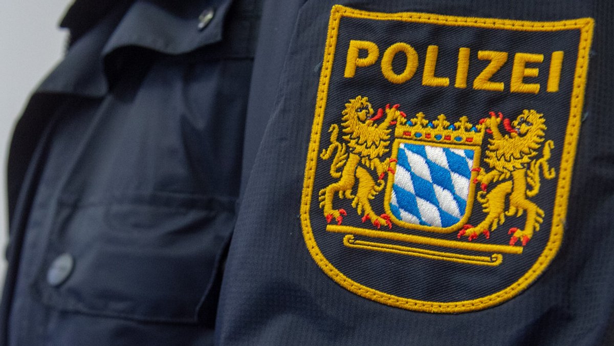 Polizei-Emblem auf einer Uniform (Symbolbild)