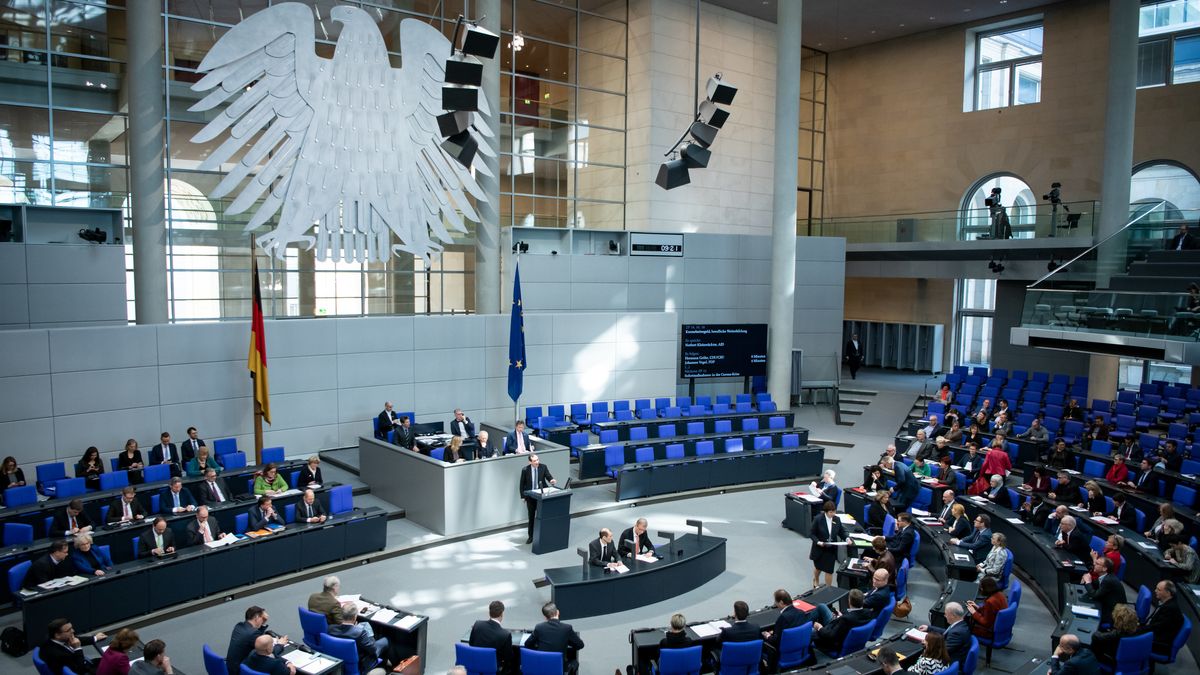 Bundesweit Drastische Einschrankungen Merkel Warnt Vor Reisen Br24