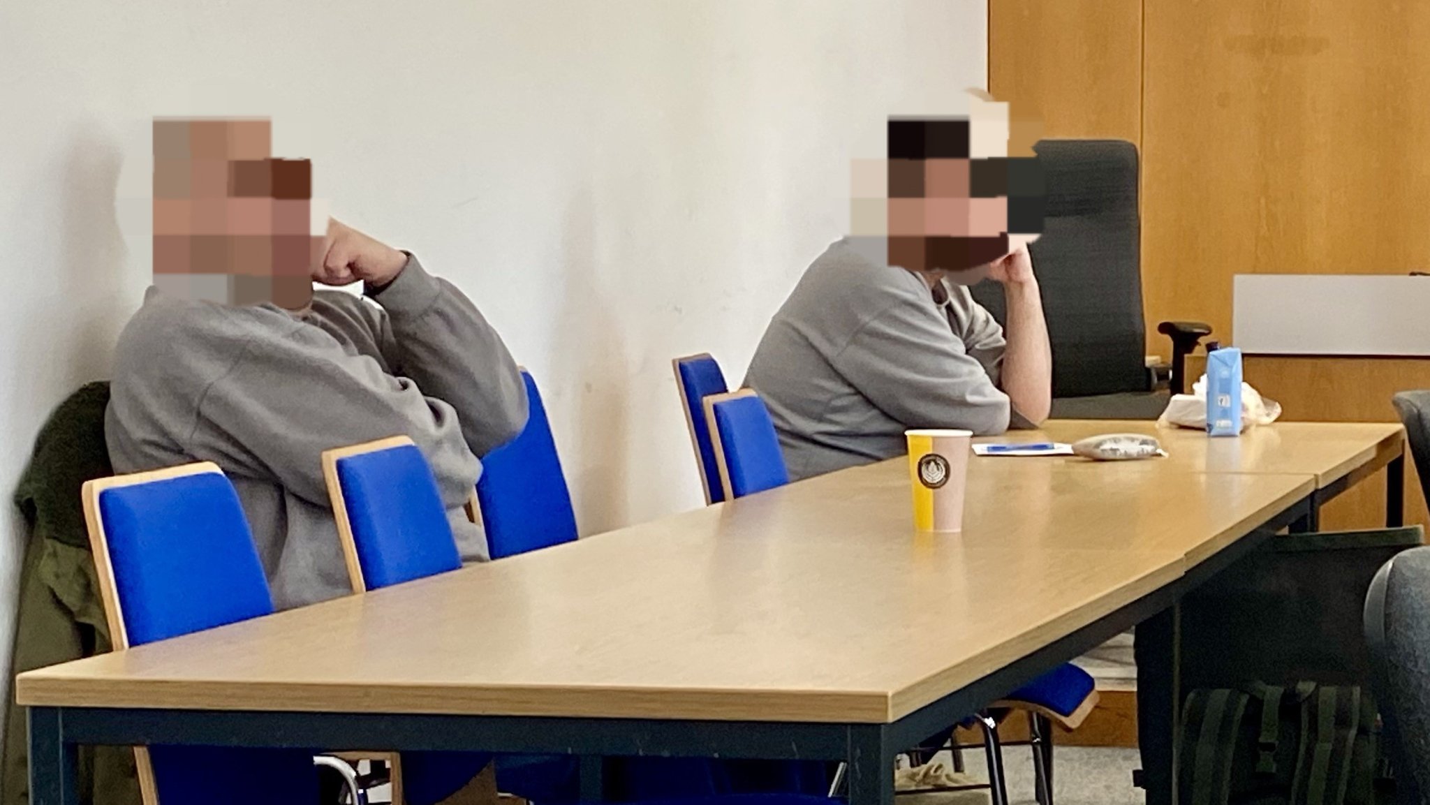 Die zwei angeklagten Männer am Tag der Urteilsverkündung im Landgericht Landshut. | Bild: BR/Harald Mitterer Die zwei angeklagten Männer am Tag der Urteilsverkündung im Landgericht Landshut.