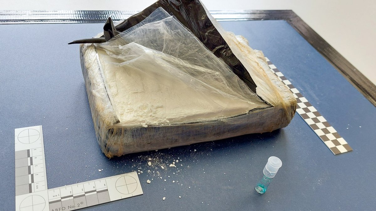 Ein einzelnes Päckchen des im Aschaffenburger Containerterminal sichergestellten Kokains.