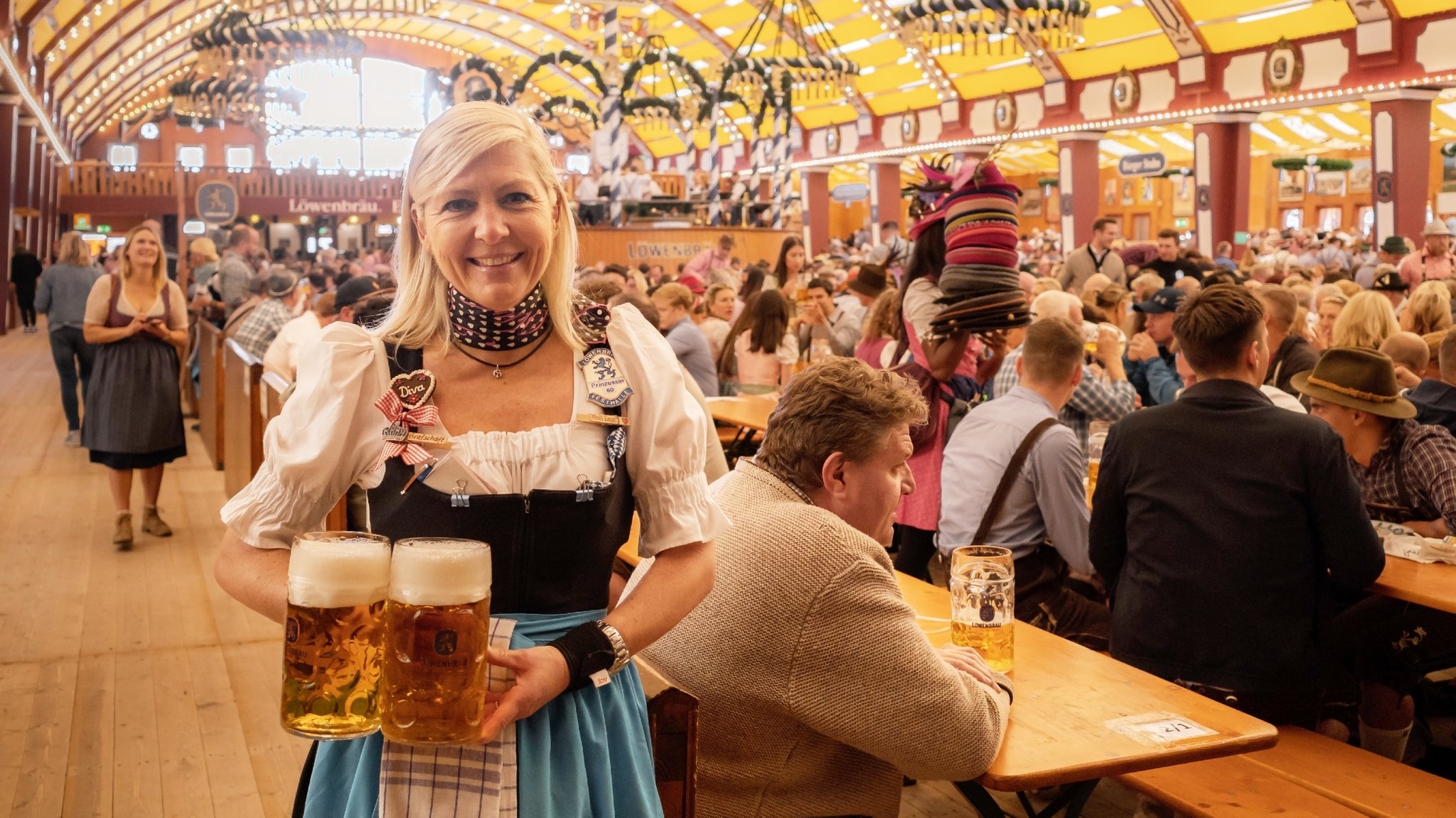 Wiesnbedienung Michaela Graf im Bierzelt