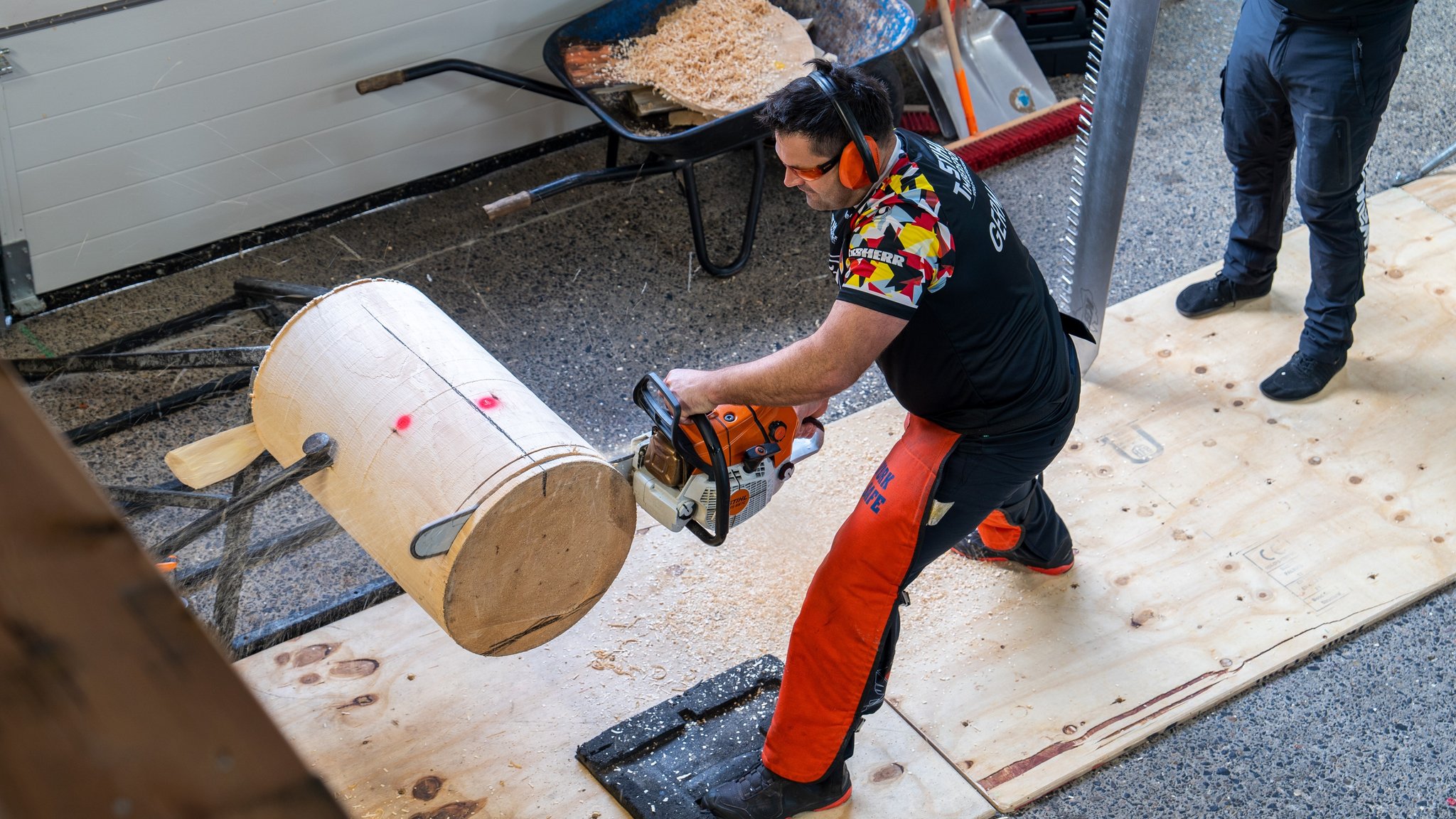 Timbersportler Peter Bauer mit einer Motorsäge