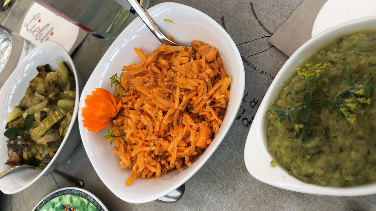 Zucchinisalat, Karottensalat und "Crema Verde": Köstlichkeiten aus dem Garten