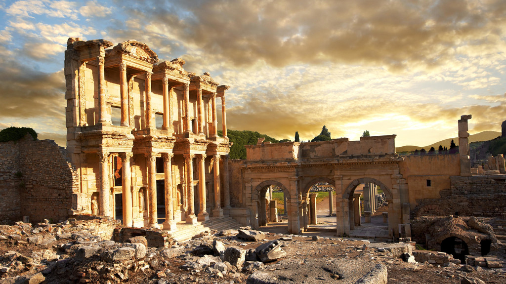 Celsus-Bibliothek bei Sonnenaufgang, Ruinen von Ephesos, Türkei | Bild: dpa/imageBROKER Celsus-Bibliothek bei Sonnenaufgang, Ruinen von Ephesos, Türkei