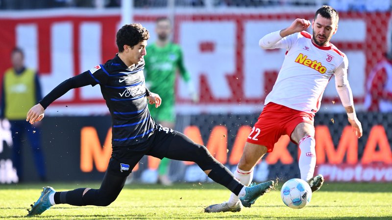Spielszene SSV Jahn Regensburg - Hertha BSC | Bild: picture-alliance/dpa Spielszene SSV Jahn Regensburg - Hertha BSC