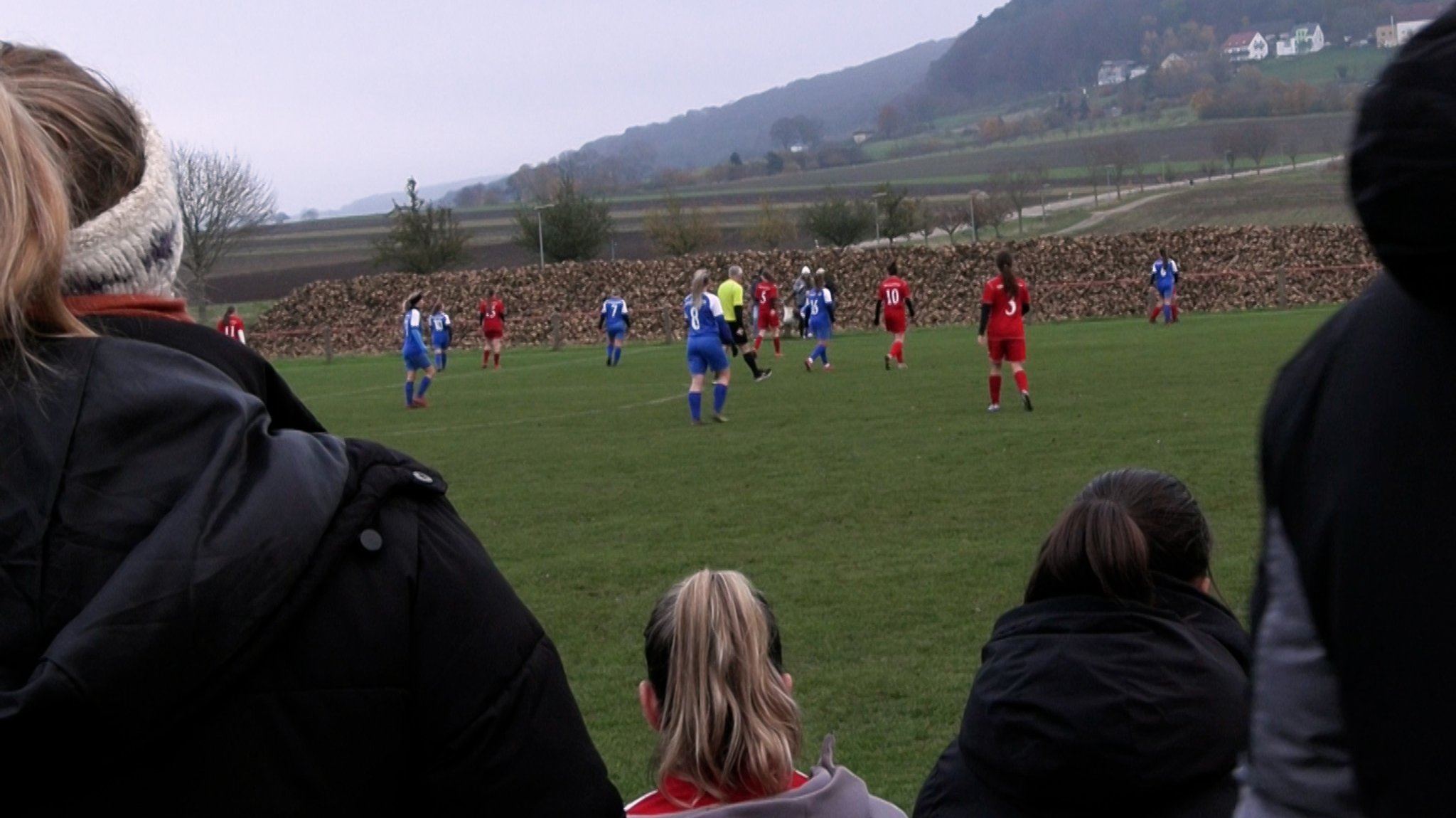 Fußballspielerinnen auf dem Rasen.