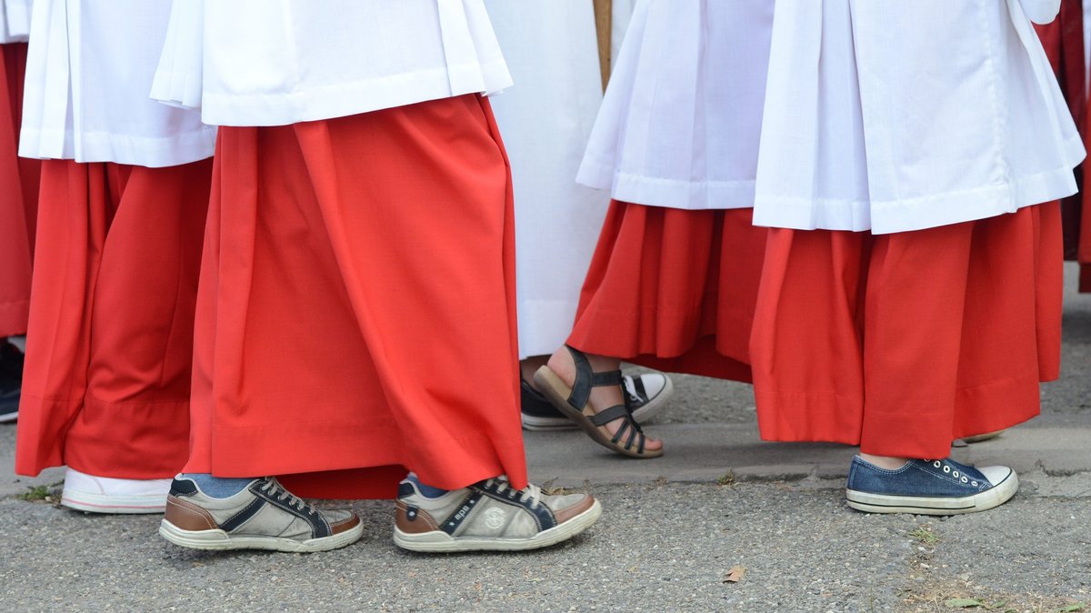 Immer weniger Jugendliche wollen sich in der katholischen Kirche als Ministrantin und Ministrant engagieren. 