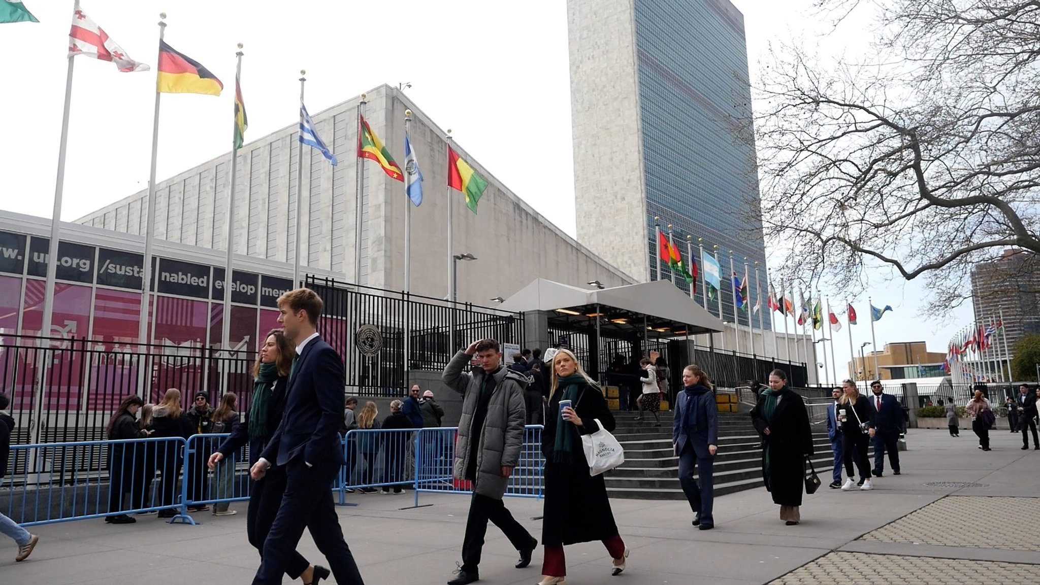 Jedes Jahr bringt die UNO etwa 3.000 Studierende aus allen Kontinenten nach New York, um die Abläufe und Gremien der Vereinten Nationen zu simulieren. | Bild: Alexandra Reese Jedes Jahr bringt die UNO etwa 3.000 Studierende aus allen Kontinenten nach New York, um die Abläufe und Gremien der Vereinten Nationen zu simulieren.