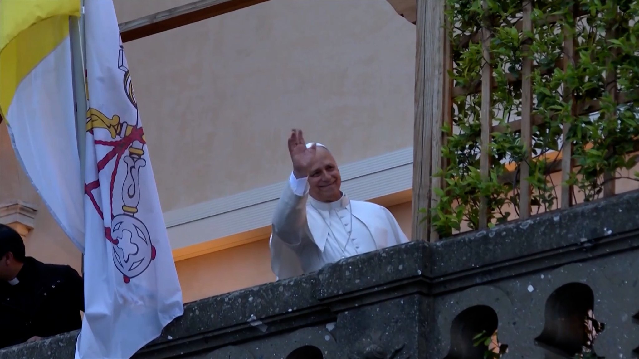 Papst Leo XIV. winkt von einem Balkon | Bild: BR Papst Leo XIV. winkt von einem Balkon