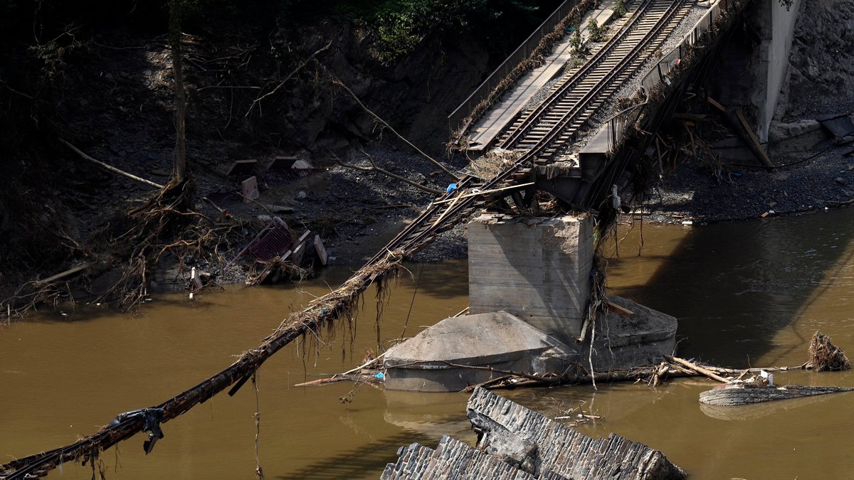 Im Bild die zerstörte Bahnstrecke und Straße bei der Ortschaft Rech, in der die Flut viele Häuser zerstörte, aufgenommen am 22.07.2021