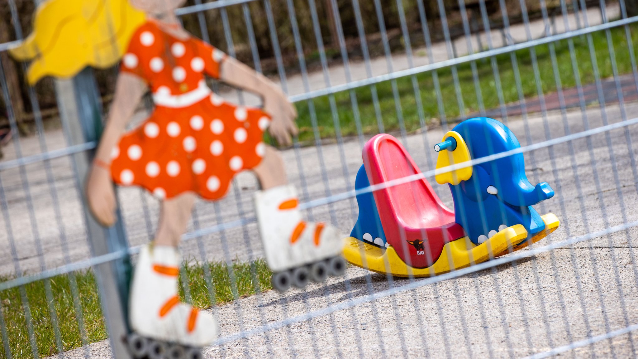 Eine Schaukelwippe steht im leeren Garten der Kindertagesstätte (Symbolbild).