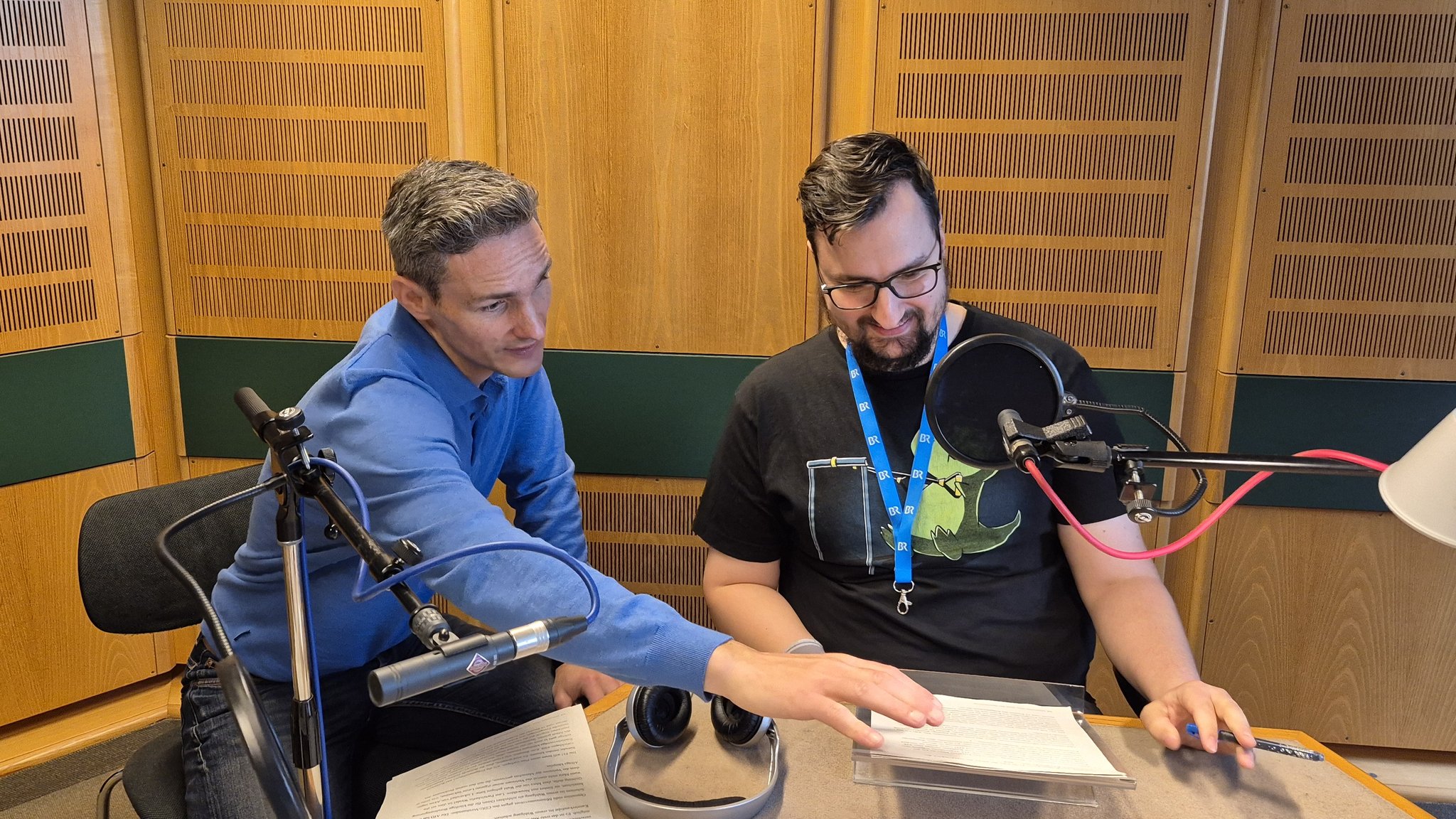 BR-Sprecher Benedikt Schregle übt mit Berufsschülern für Fahrzeugtechnik das Sprechen vor dem Mikrofon.