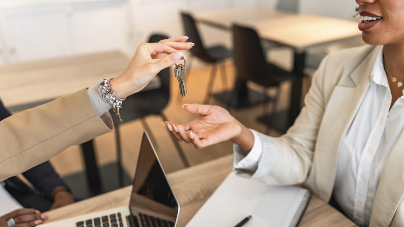 Immobilienmakler bei der Schlüsselübergabe an einen neuen Hausbesitzer, als Symbol für einen erfolgreichen Immobilienkauf. | Bild: picture alliance / imageBROKER | Unai Huizi Immobilienmakler bei der Schlüsselübergabe an einen neuen Hausbesitzer, als Symbol für einen erfolgreichen Immobilienkauf.