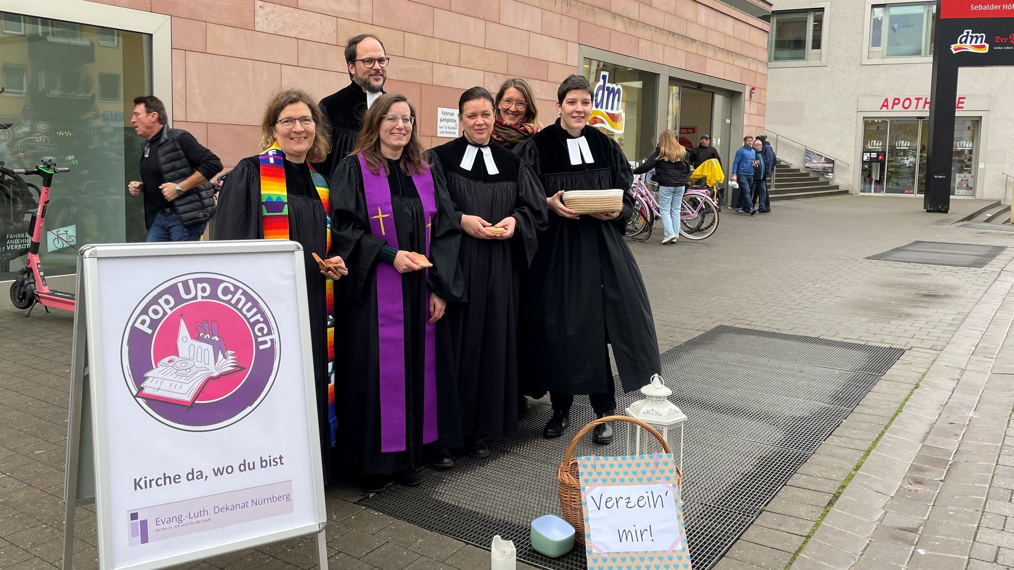 Fünf Pfarrerinnen und ein Pfarrer des Dekanats Nürnberg-Nord bei der ersten "Popup Church".