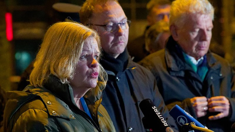 Bundesinnenministerin Nancy Faeser (SPD), Verdi-Vorsitzender Frank Werneke und der Oberbürgermeister von München Dieter Reiter (SPD) nach dem mutmaßlichen Anschlag in München | Bild: picture alliance/dpa | Tizian Gerbing Bundesinnenministerin Nancy Faeser (SPD), Verdi-Vorsitzender Frank Werneke und der Oberbürgermeister von München Dieter Reiter (SPD) nach dem mutmaßlichen Anschlag in München