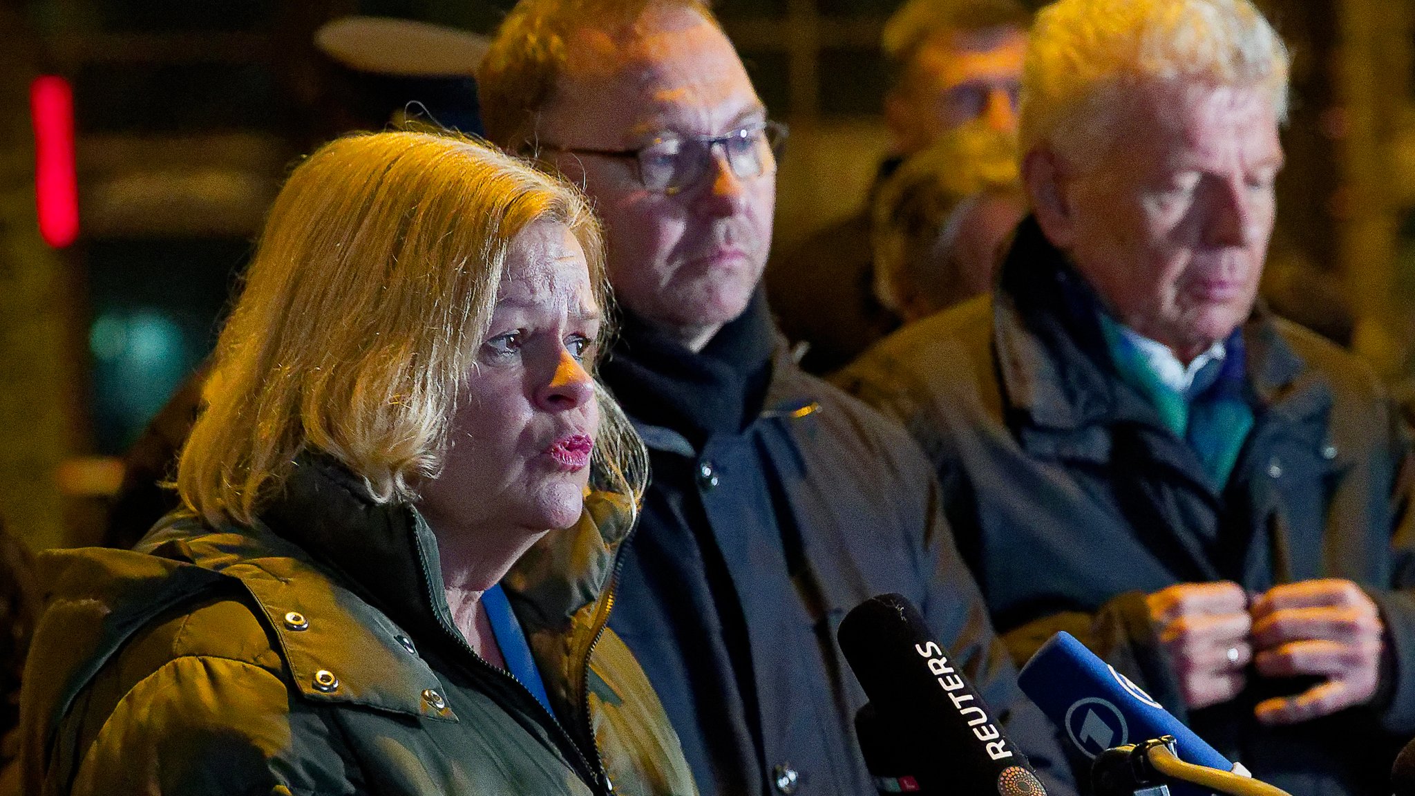  Bundesinnenministerin Nancy Faeser (SPD), Verdi-Vorsitzender Frank Werneke und der Oberbürgermeister von München Dieter Reiter (SPD) nach dem mutmaßlichen Anschlag in München