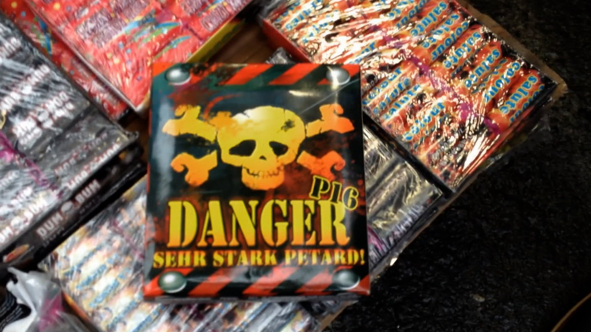 Feuerwerkskörper: Warnung vor illegalen Böllern | Bild: BR Feuerwerkskörper: Warnung vor illegalen Böllern