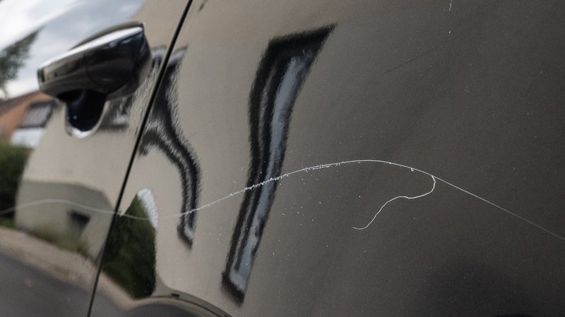 Ein Lackkratzer an einem parkenden Fahrzeug | Bild: pa/dpa/Swen Pförtner Ein Lackkratzer an einem parkenden Fahrzeug