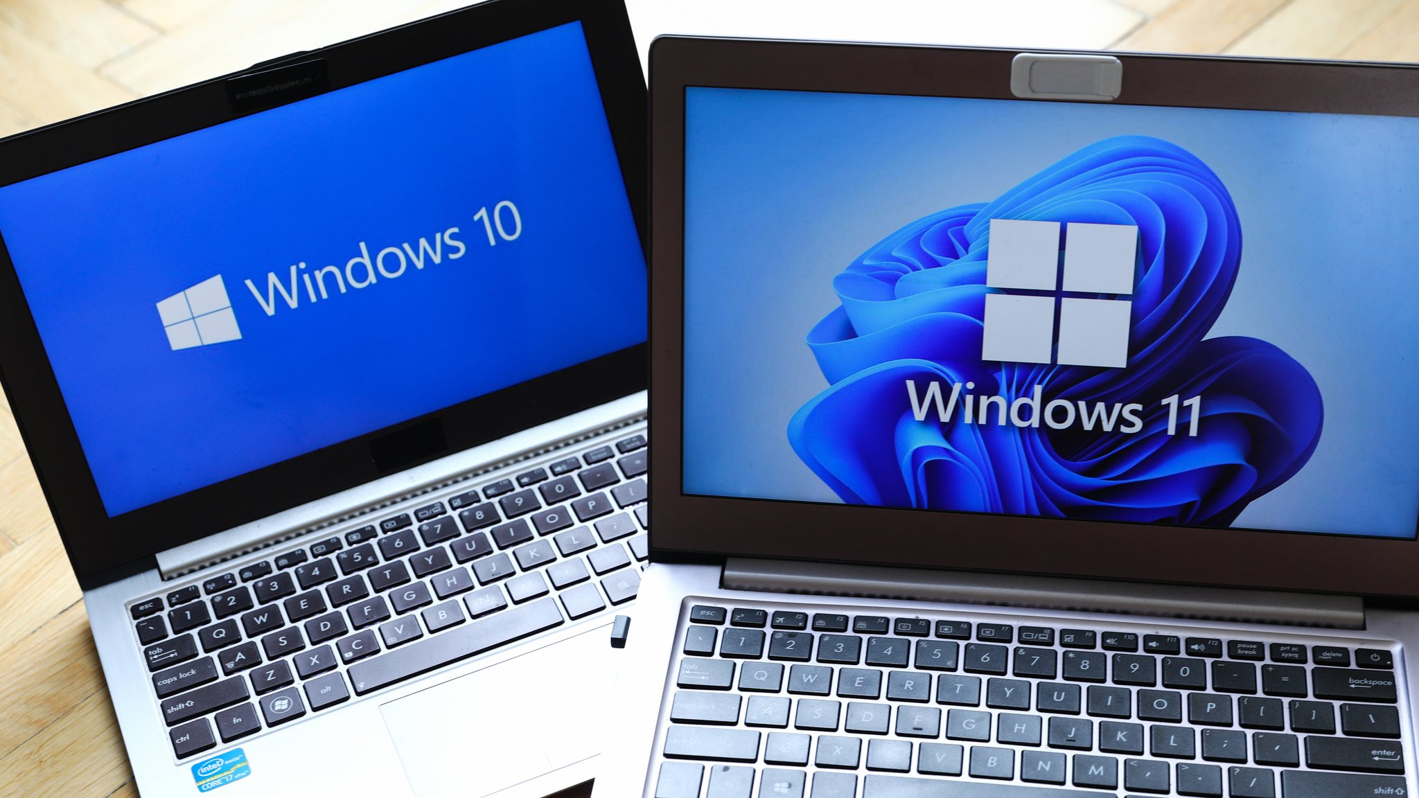 Zwei Notebooks, eines mit Windows 10, eines mit Windows 11
